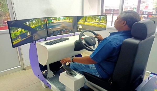 vertex-lmv-driving-simulator-at-john-driving-school-in-madurai.-this-is-a-great-move-for-providing-a-more-hands-on,-risk-free-training-experience-for-the-learners.