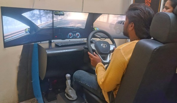vertex-lmv-driving-simulator-at-varahi-driving-school,-chennai.-it’s-especially-useful-for-beginners,-helping-them-build-confidence-before-they-get-behind-the-driving.
