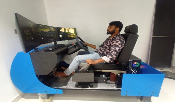 vertex-lmv-driving-simulator-at-drive-smart-driving-school-in-bangalore.-learners-can-practice-without-the-fear-of-real-world-consequences,-building-confidence-before-taking-the-driving-in-actual-traffic-conditions.