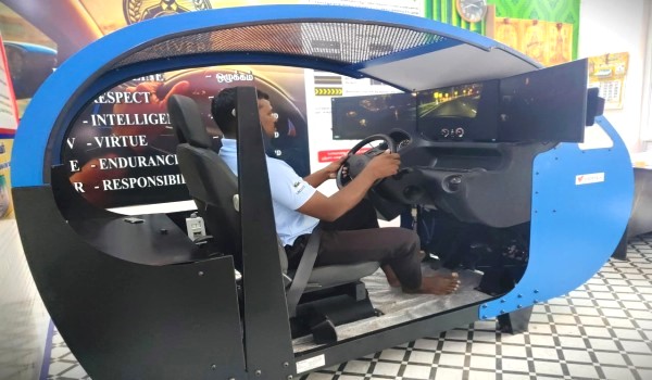 vertex-lmv-simulator-at-nallaiya-driving-school,-palani.-the-simulator-helps-trainees-understand-vehicle-controls,-traffic-rules,-road-safety-and-improve-their-practical-driving-skills.-